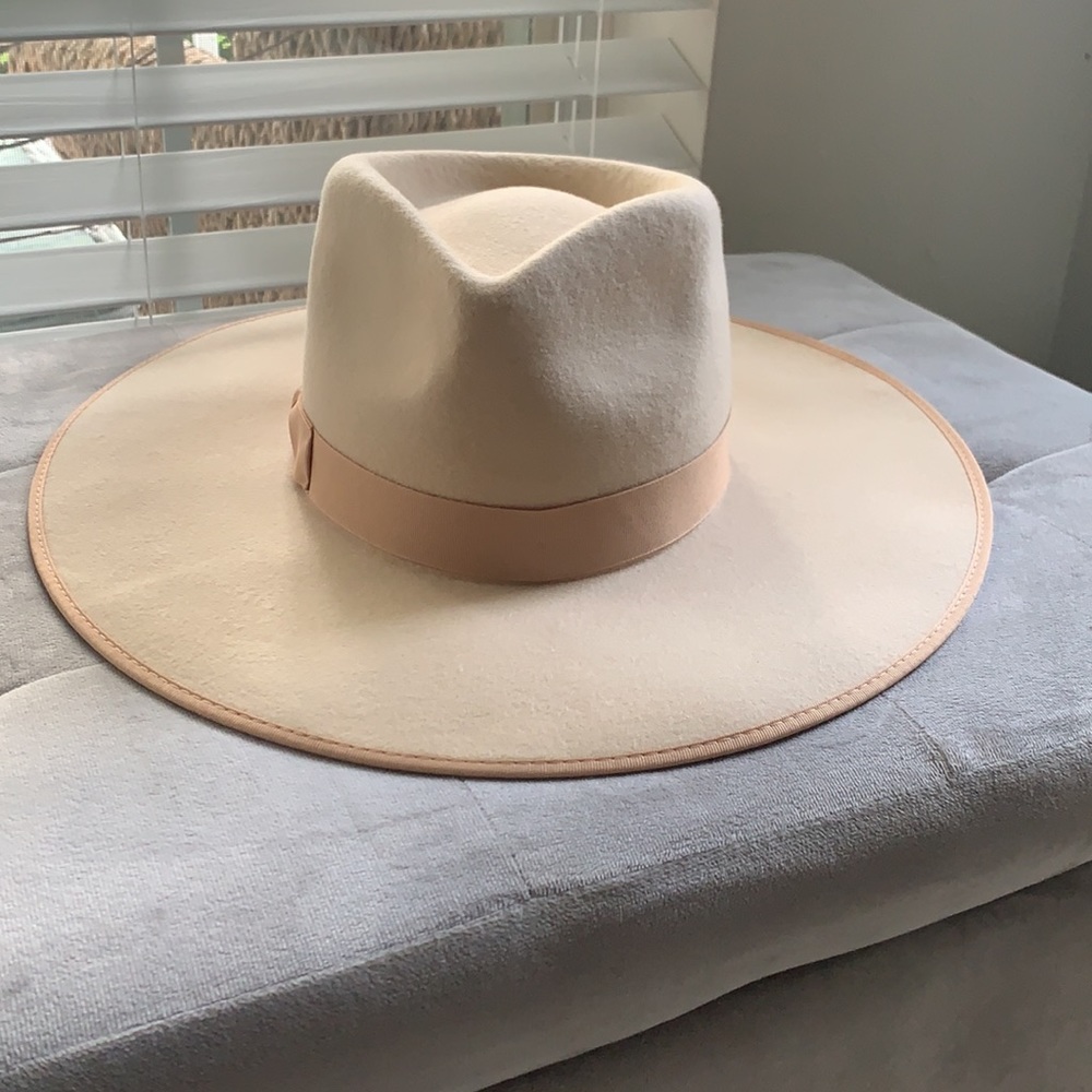 Lack of color ivory rancher size small